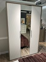 Шкаф Гравита 3-створчатый с зеркалом белый глянец